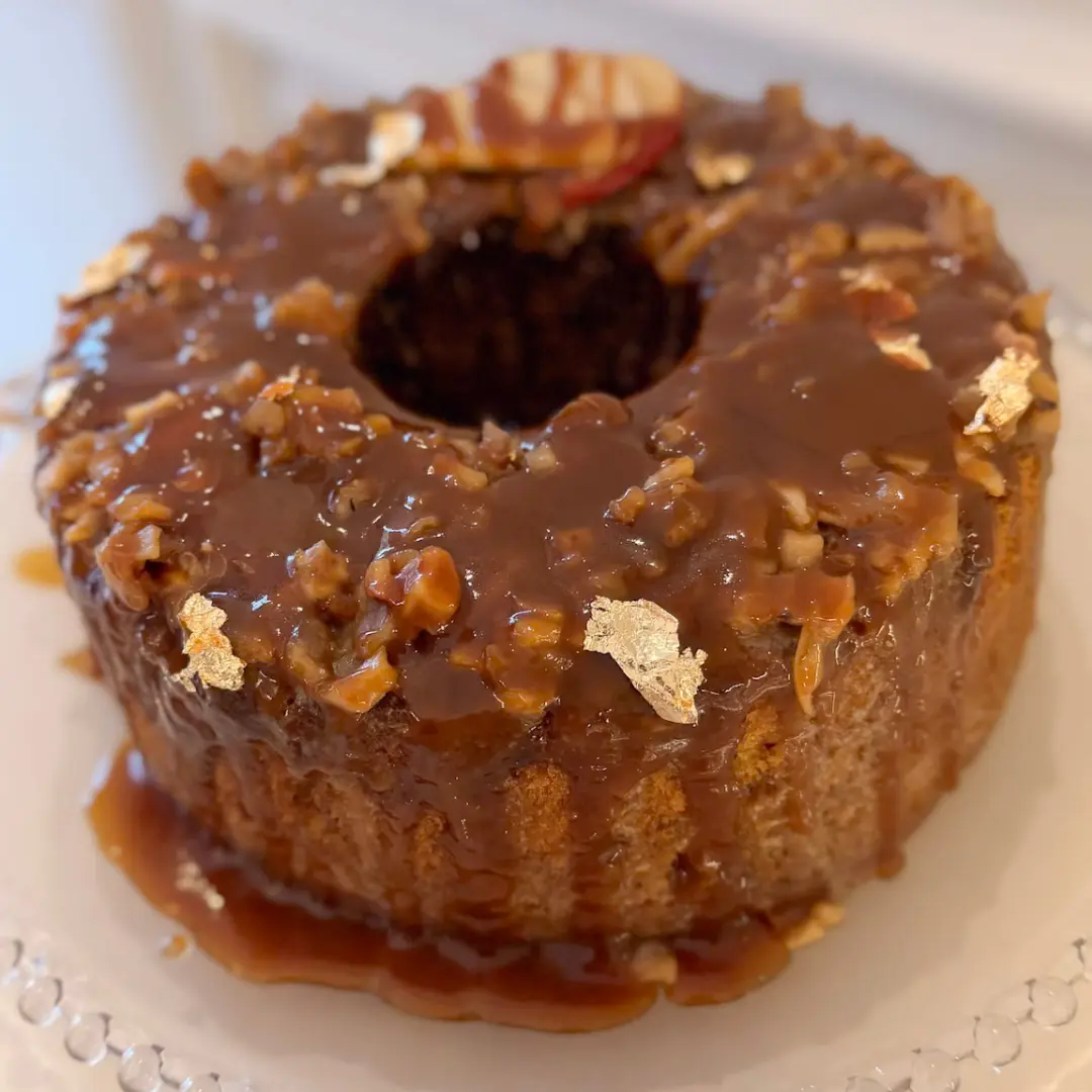 Torta de manzana con nueces y caramelo salado